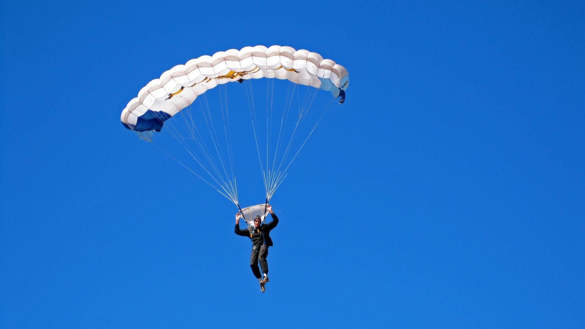 男子仰泳南非选手技术娴熟，男子仰泳决赛