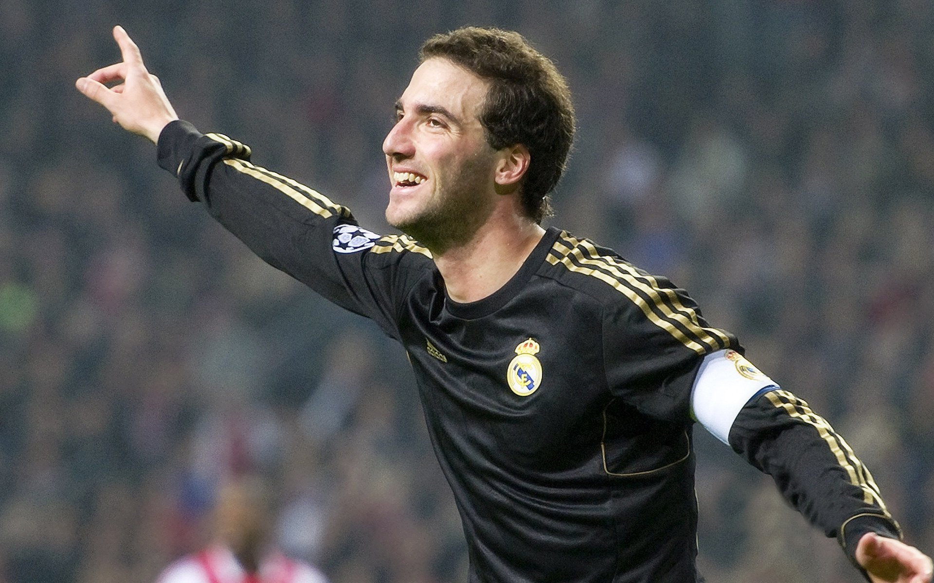 简:凭借极致的灵活性,成为全黑队边路的威胁,简嫃百科